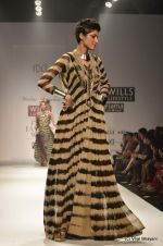 Model walk the ramp for Malini Ramani Show at Wills Lifestyle India Fashion Week 2012 day 4 on 9th Oct 2012 (119).JPG